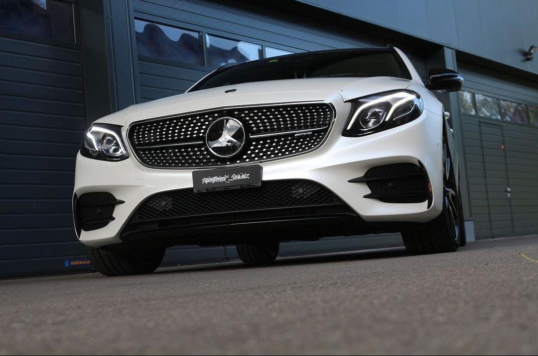 Frontansicht eines weißen Mercedes Sportwagens.