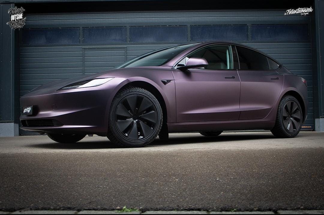Lila Coupé parkend auf der Straße bei Tageslicht.