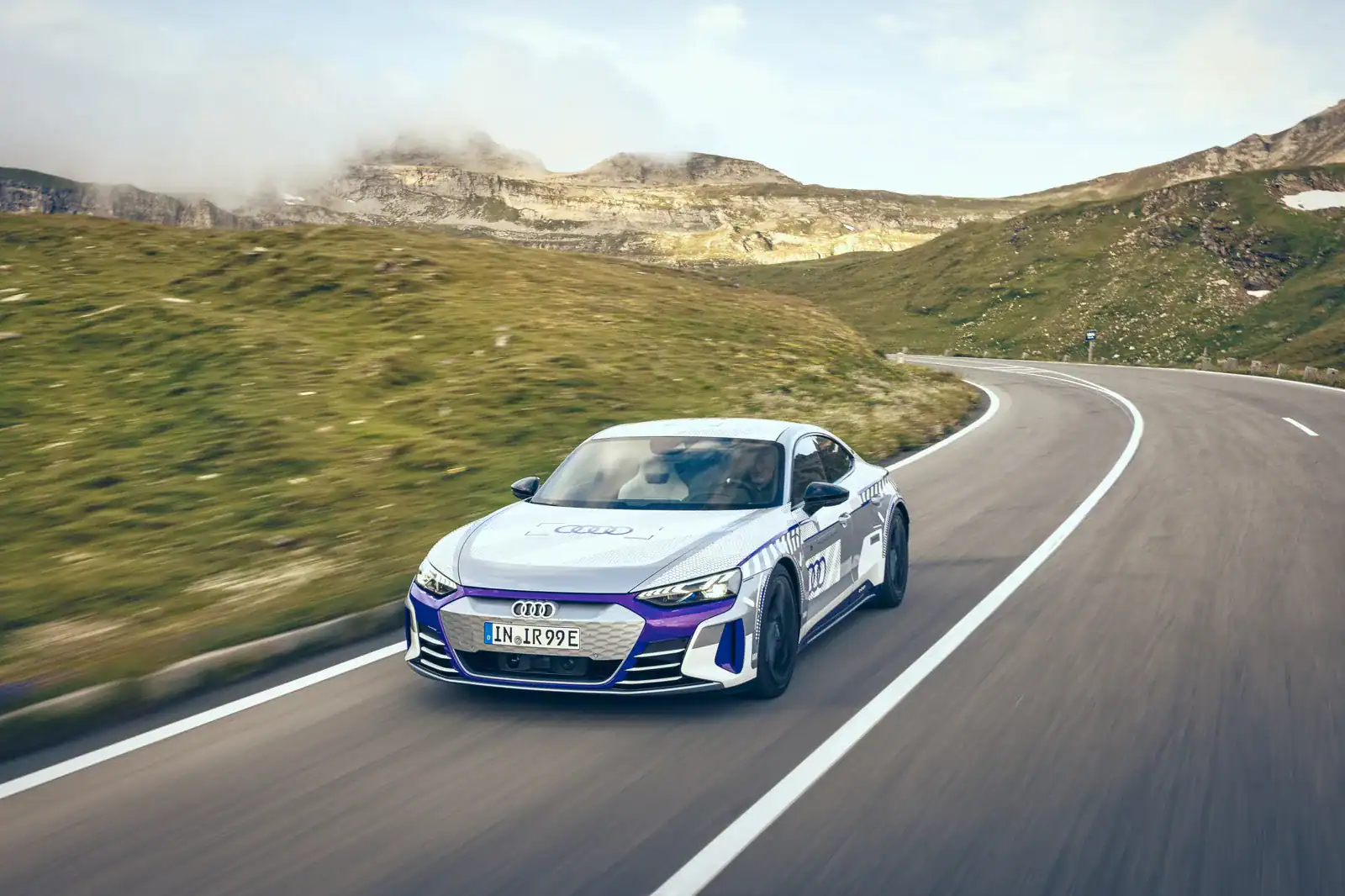 Audi e-tron GT Prototyp mit Livery-Folierung auf einer Bergstrasse