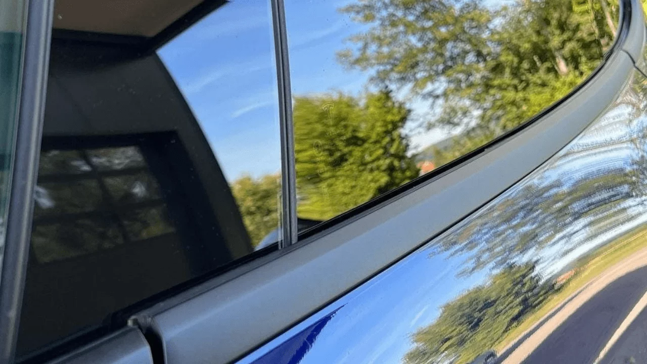 Spiegelung des Himmels im Autofenster.