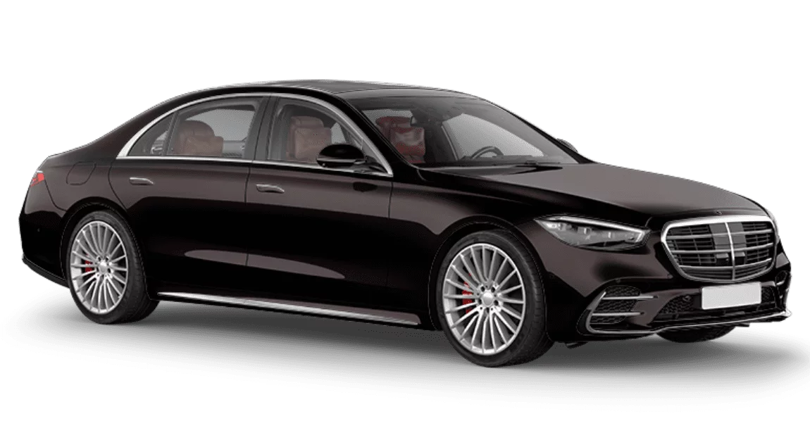 Schwarzer Familienwagen auf weißem Hintergrund.