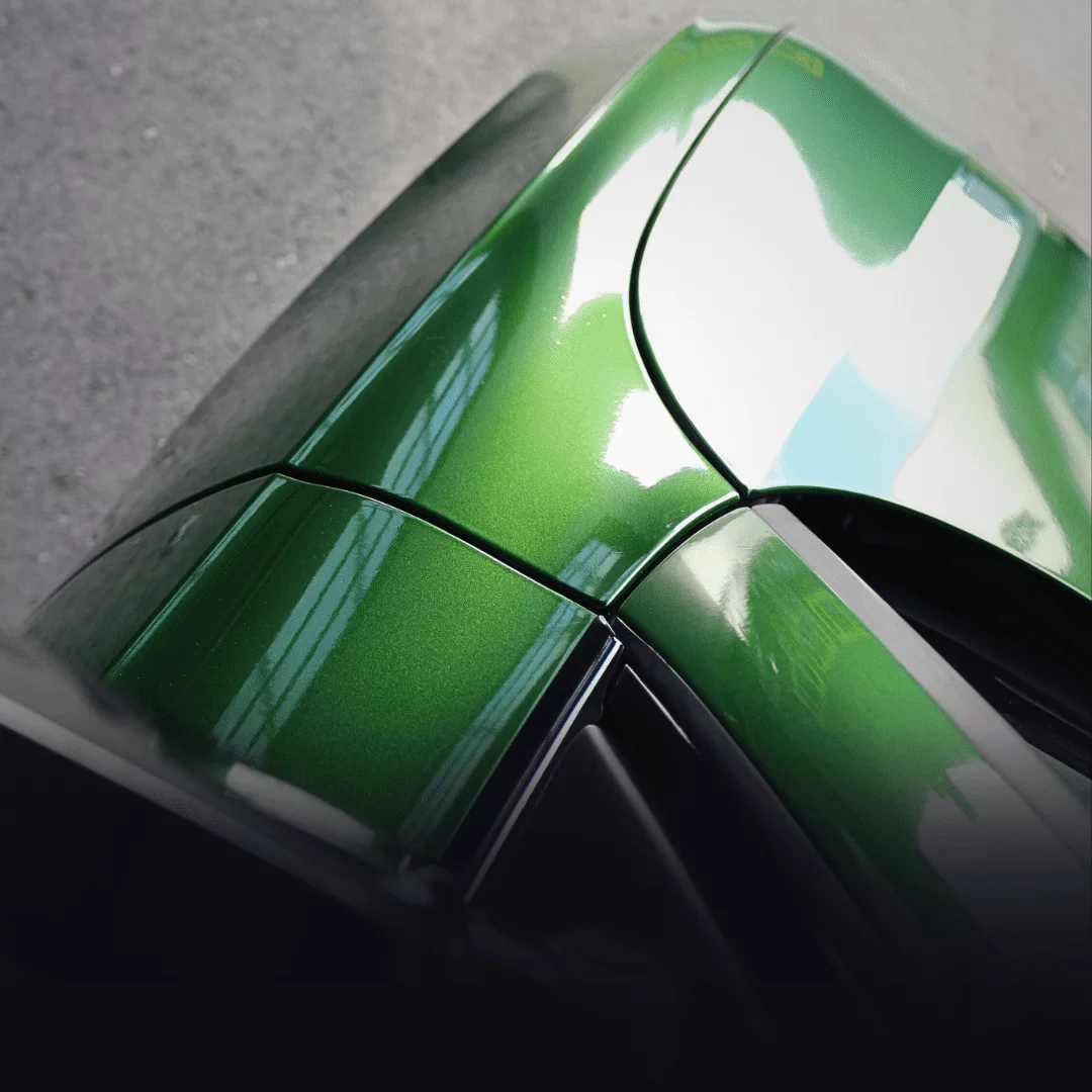 Grüne Sportwagenhaube mit reflektierender Folierung